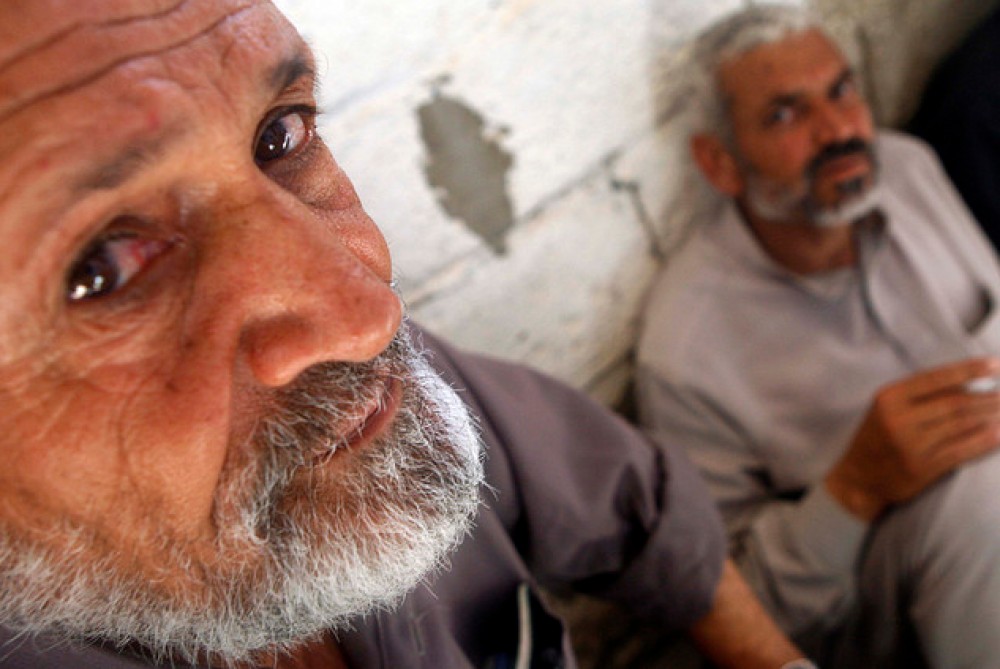 أحد الفلسطينيين المنتظرين فتح بوابة المعبر