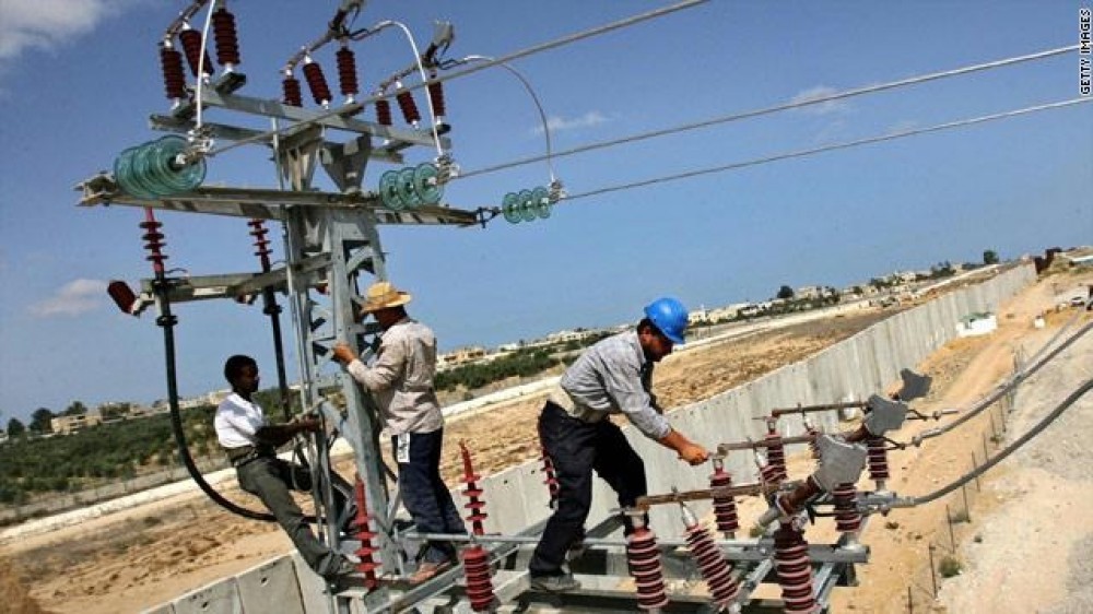 موظفو شركة الكهرباء بغزة