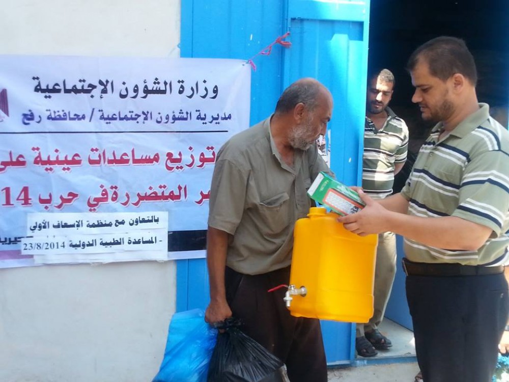 وزارة الشئون الاجتماعية خلال توزيع المساعدات على المتضررين