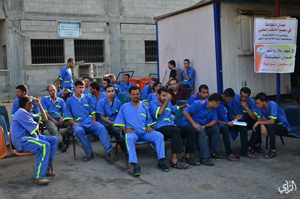 عمال نظافة مضربون عن العمل بمشافي غزة 