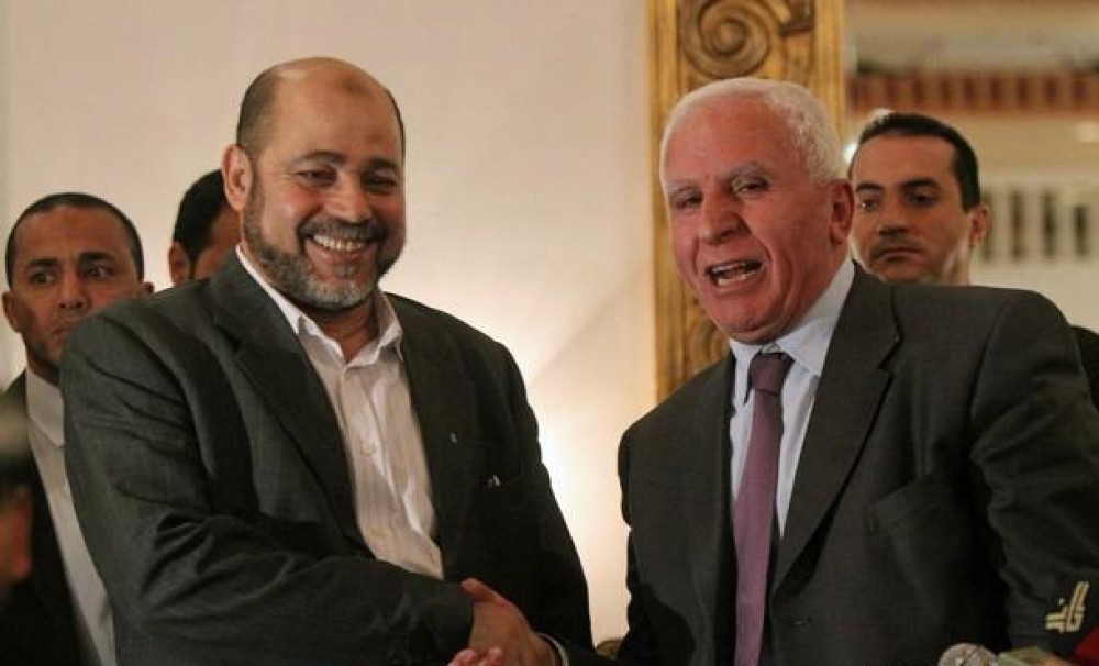 عزام الأحمد وموسى أبو مرزوق في لقاء سابق 
