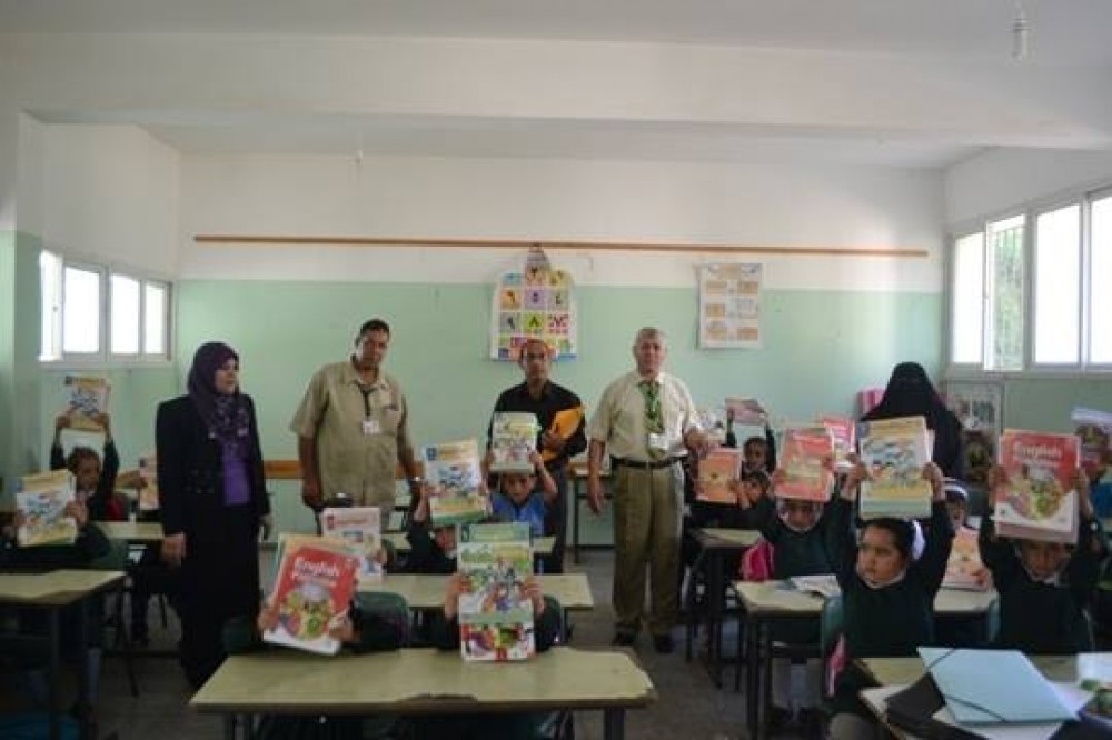 جانب من عملية توزيع الكتب على الطلبة 