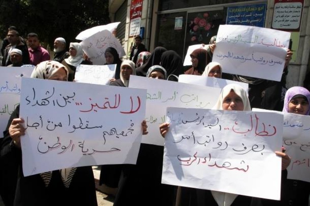 وقفة احتجاجية سابقة لعوائل الشهداء للمطالبة بصرف مستحقاتهم