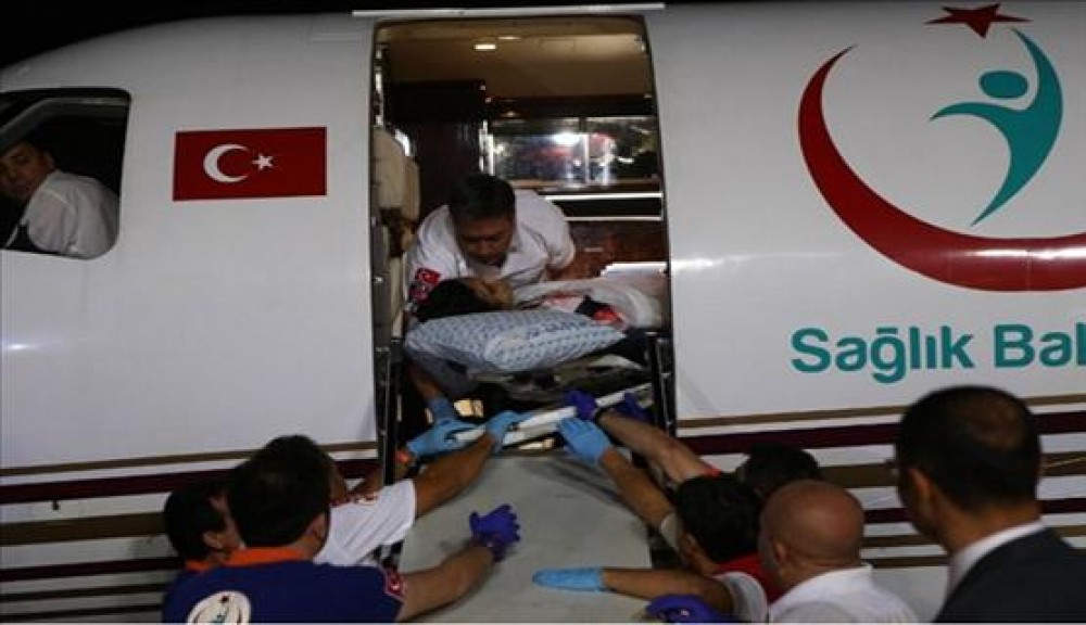 طائرة تركية تنقل جرحى أصيبوا خلال العدوان على غزة 