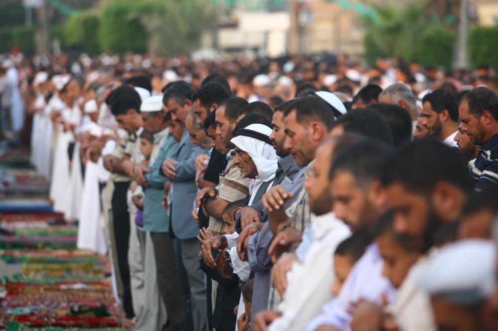 مواطنون يؤدون صلاة عيد الأضحي المبارك 