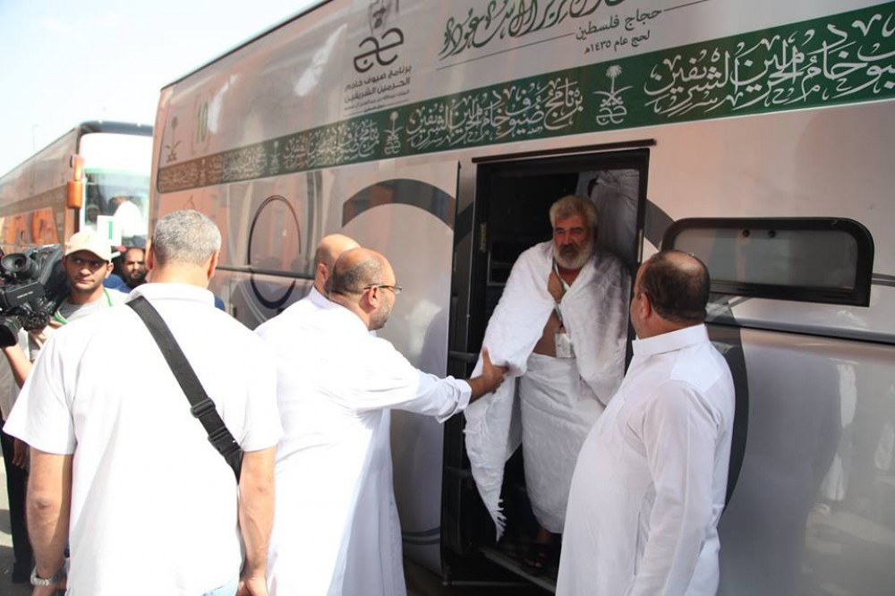 لحظة استقبال وكيل وزارة الأوقاف للحجاج