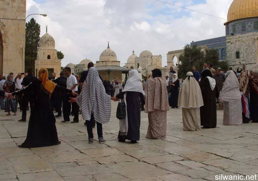 نساء يتصدون للاحتلال في باحات الأقصى