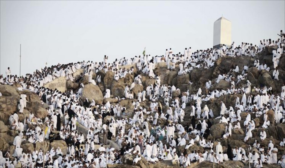حجاج بيت الله الحرام يقفون على جبل عرفات