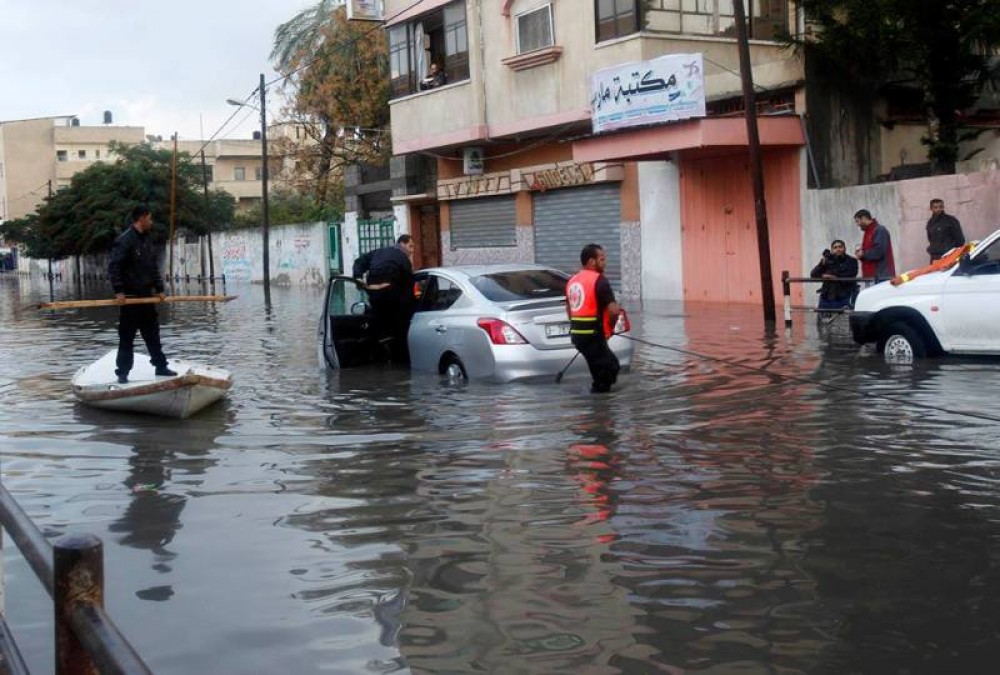 آثار المنخفض الذي ضرب القطاع العام الماضي