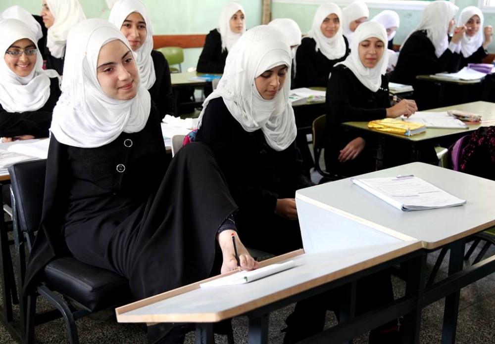 الطالبة آية مسعود وهي جالسة على مقعدها الخاص 