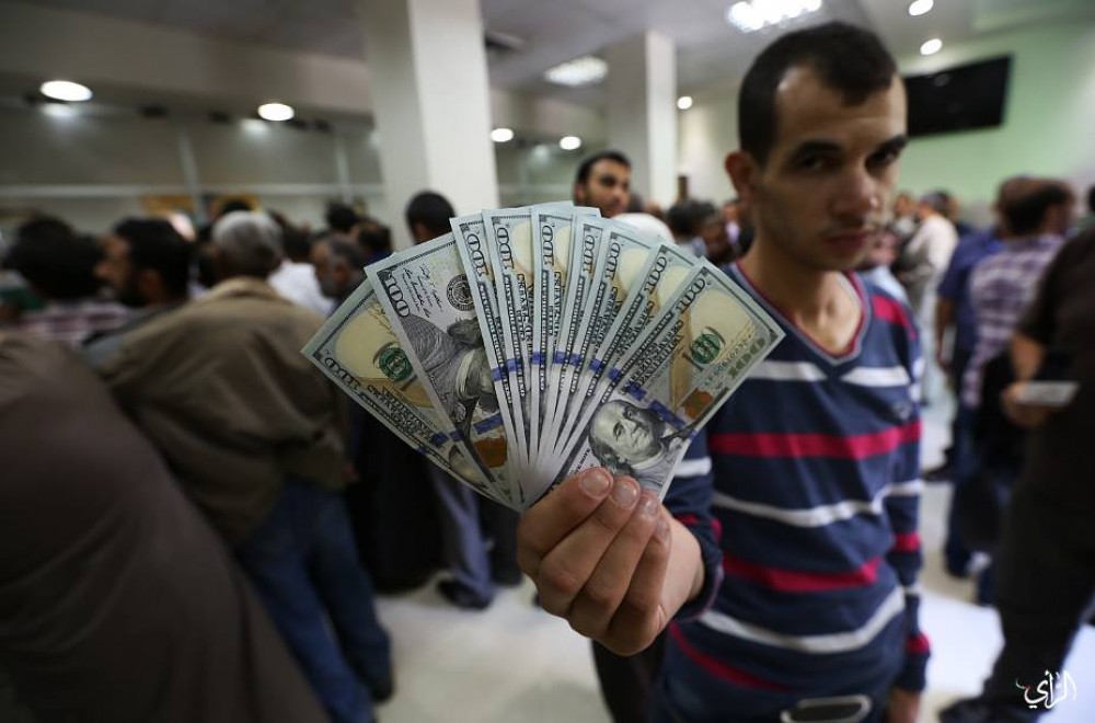 موظف يستلم راتبه من أحد مكاتب البريد بغزة 