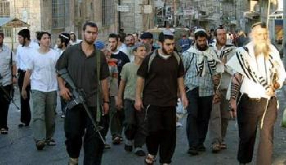 مستوطون يتجولون في أحياء وبلدت القدس المحتلة 