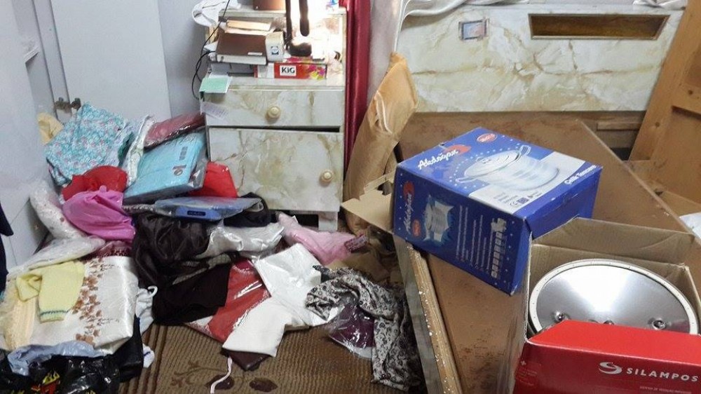 جانب من عبث الاحتلال بمحتويات المنزل 