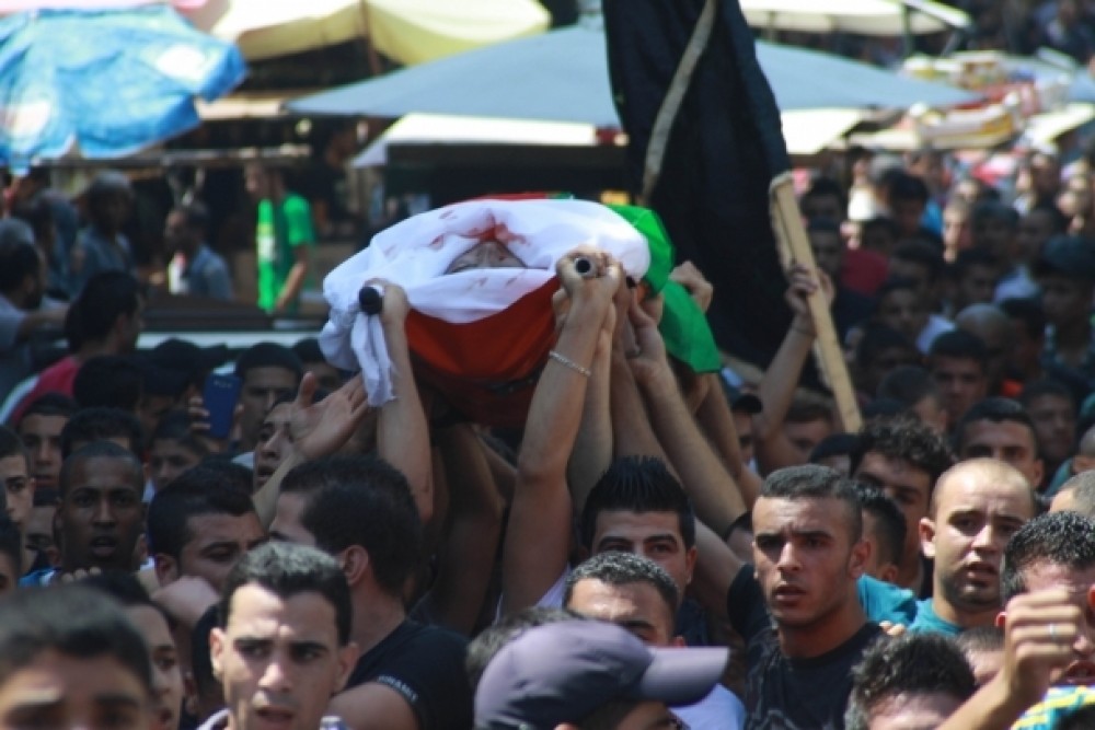 جماهير غفيرة تشيع جثامين أحد الشهداء 
