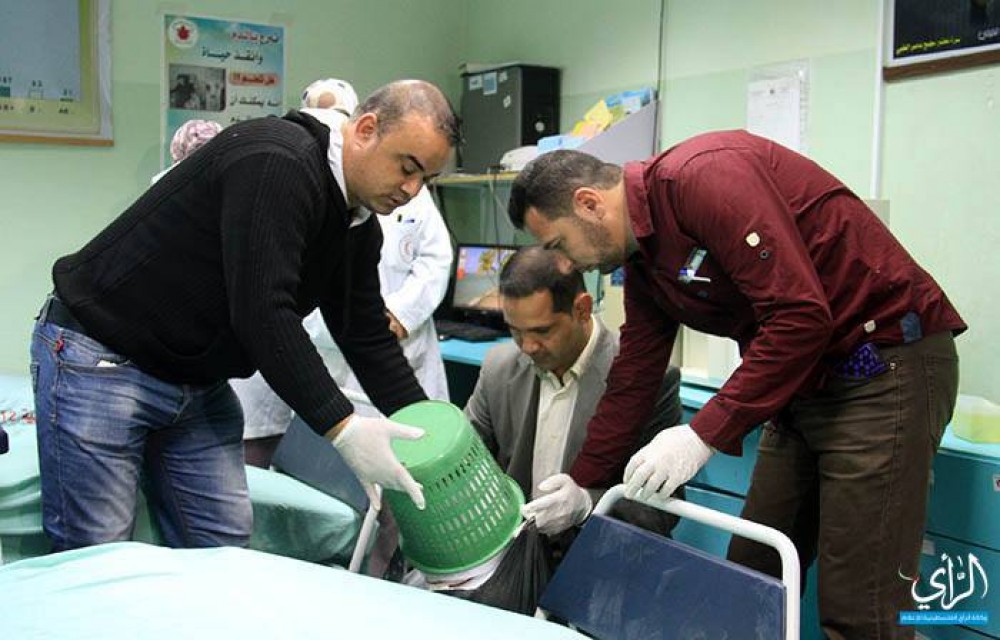 مشاركة الصحفيين في تنظيف المستشفى 