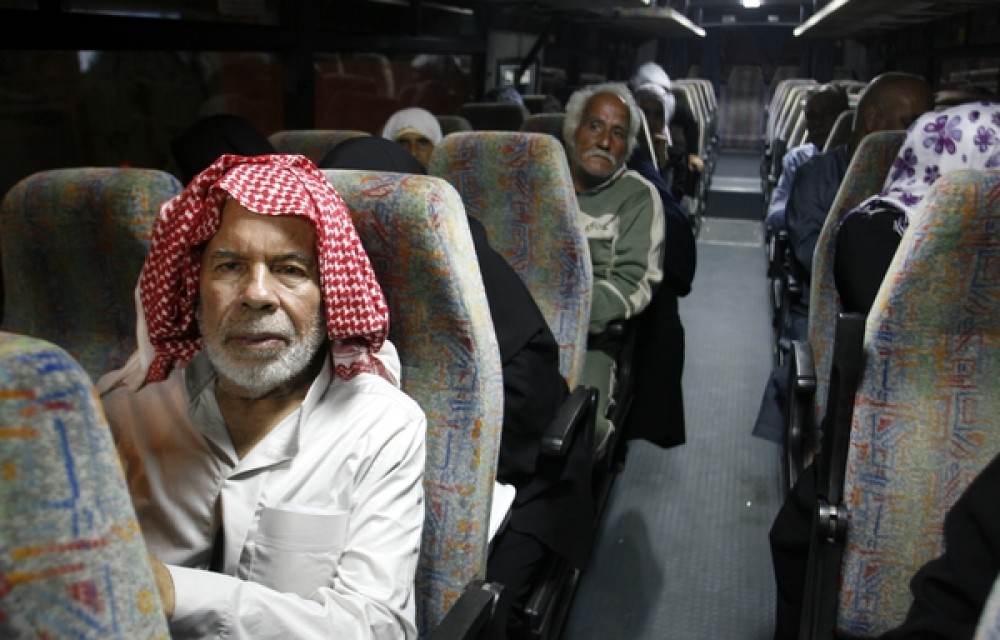 ذوو أسرى يتوجهون لزيارة أبنائهم في السجون 
