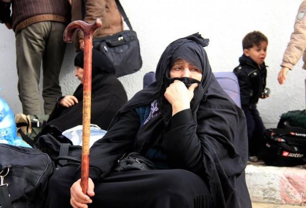 مواطنة غزية تنتظر داخل معبر رفح على أمل السفر 
