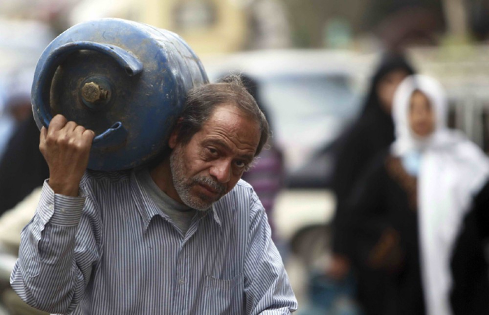 مواطن بغزة يحمل أنبوبة غاز 