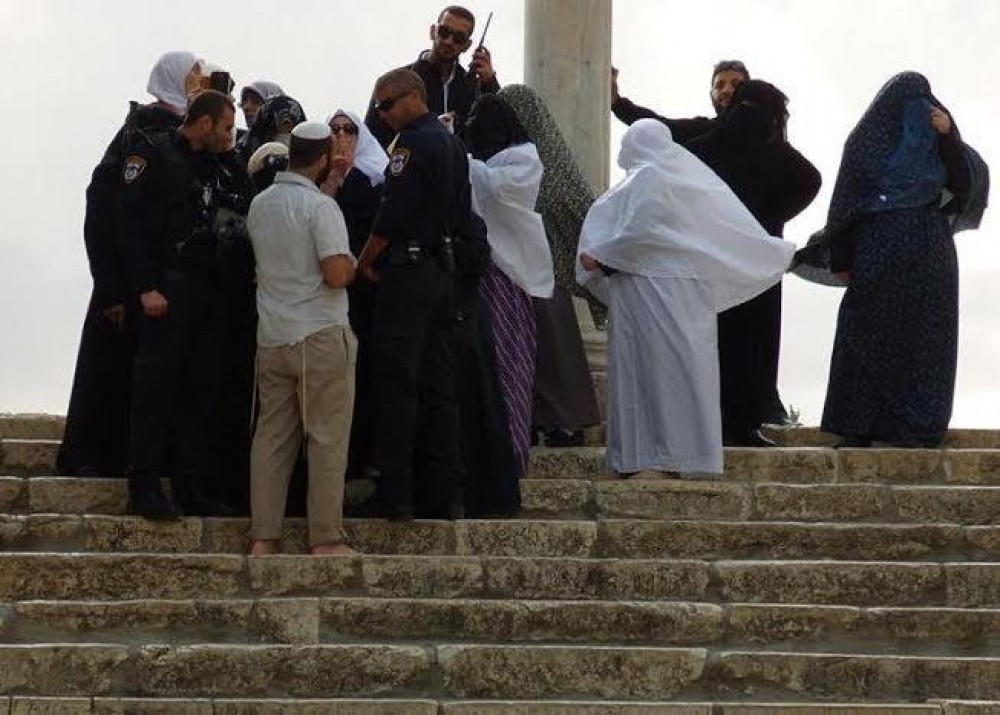 الاحتلال يعتقل مقدسية من باحات الأقصى 