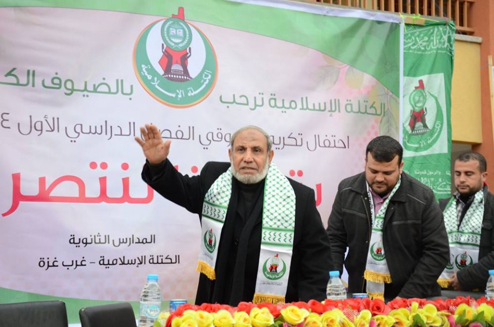 القيادي محمود الزهار خلال مشاركته بحفل التكريم 