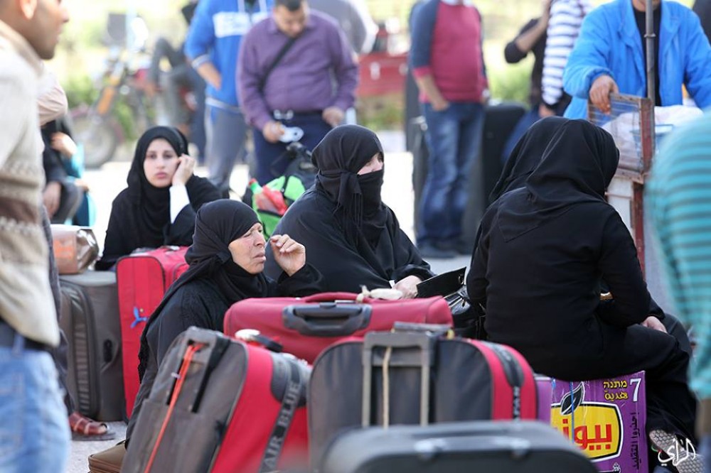 مواطنات ينتظرن دورهن بالسفر عبر معبر رفح صباح اليوم 