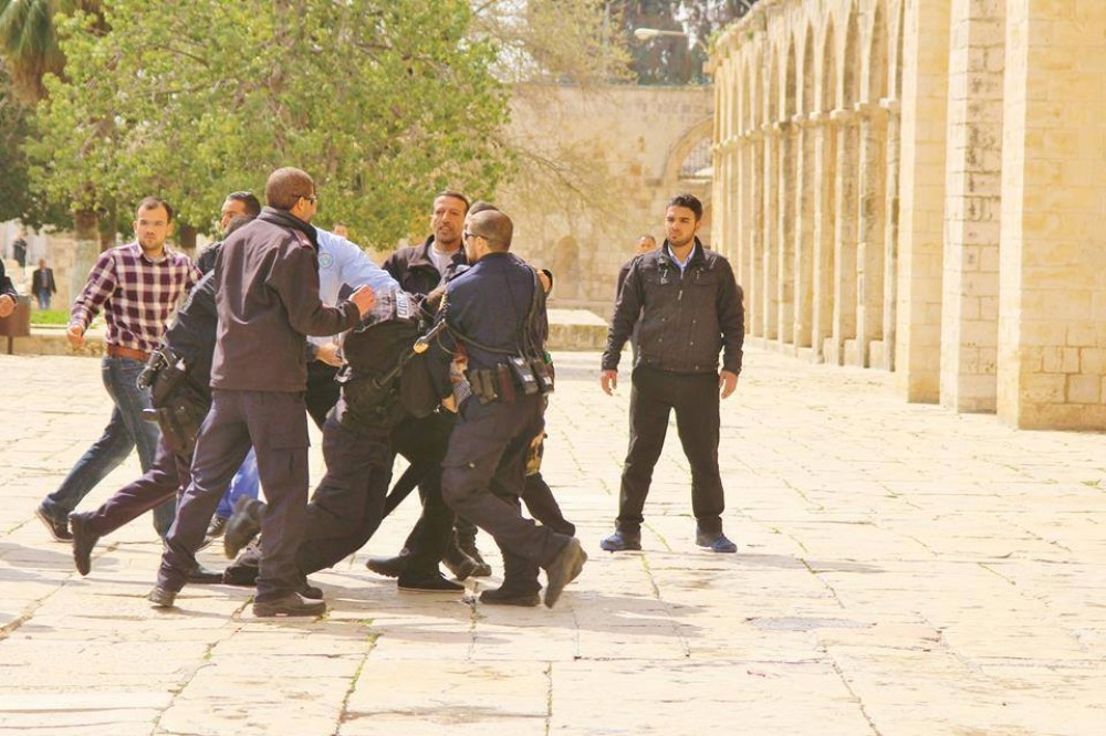 لحظة اعتقال الشاب المقدسي من باحات الأقصى