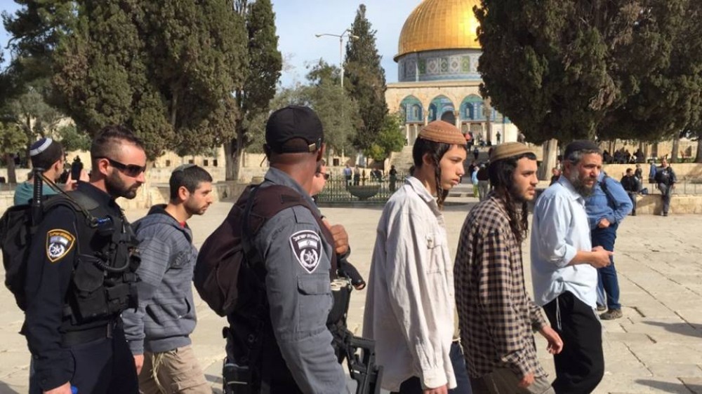 مستوطنون وجنود يقتحمون باحات المسجد الأقصى
