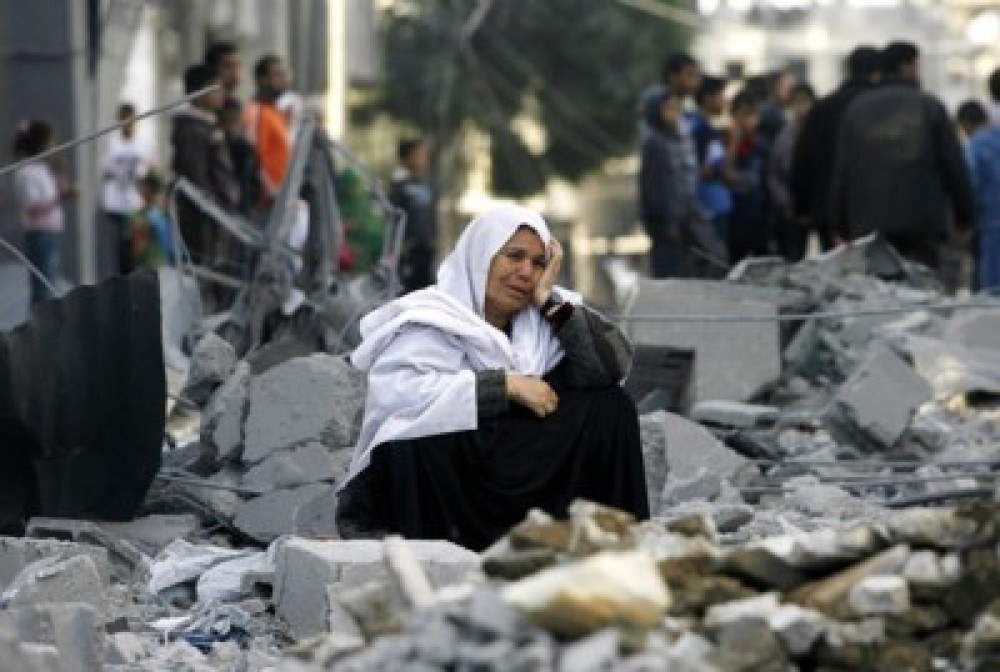حاجة فلسطينية تقف على أنقاض منزلها المدمر بغزة 