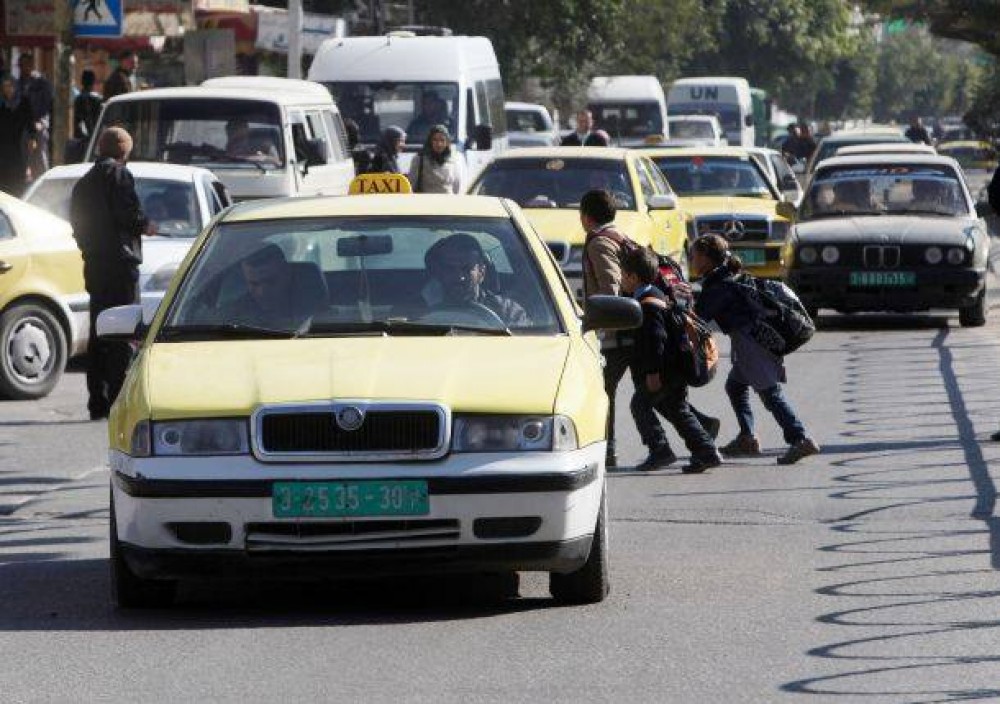 مركبات تسير في أحد شوارع مدينة غزة 