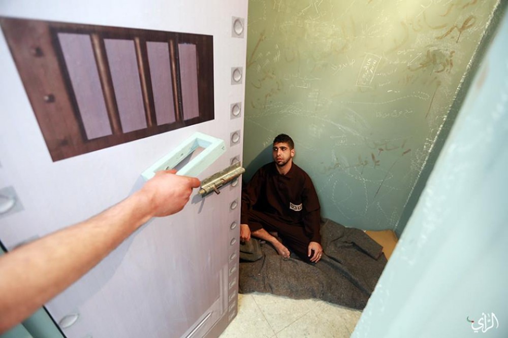 مشهد تمثيلي لحياة الأسرى 