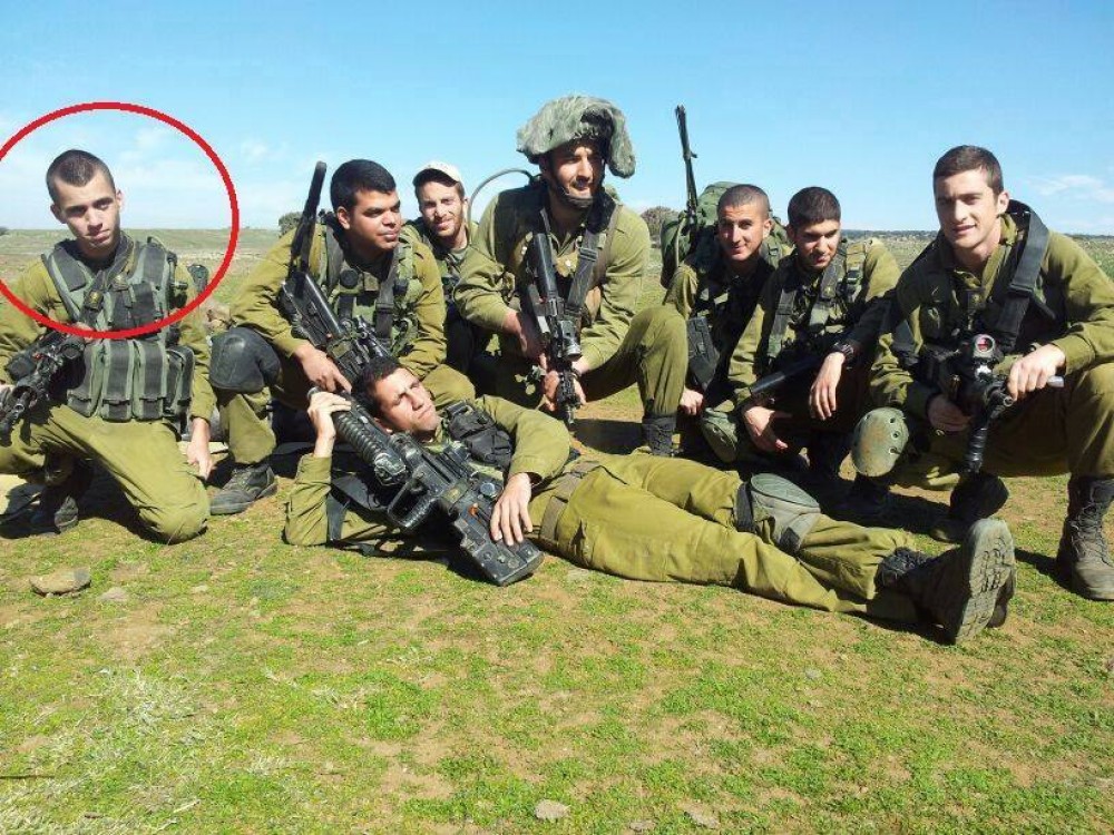 صورة للجندي برفقة جنود آخرين