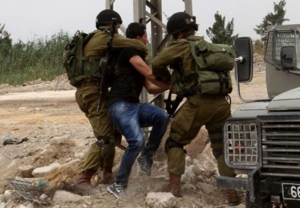 قوات الاحتلال تعتقل شابا بالضفة المحتلة 