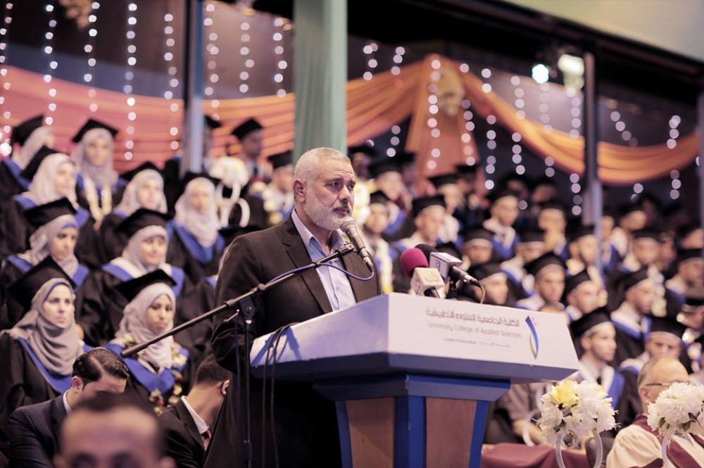 هنية خلال كلمته باحتفالات التخرج بالكلية الجامعية 