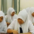 لارتداء الحجاب بشكل خاطئ.. معلمة تقص شعر 14 تلميذة في إندونيسيا