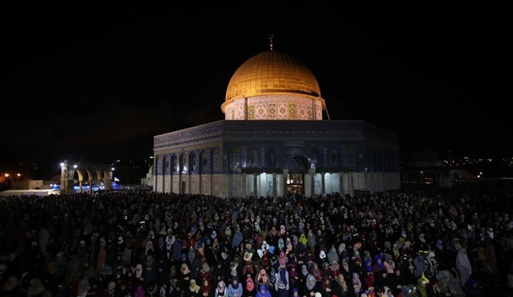 آلاف الفلسطينيين يؤدون صلاة الفجر في المسجد الأقصى