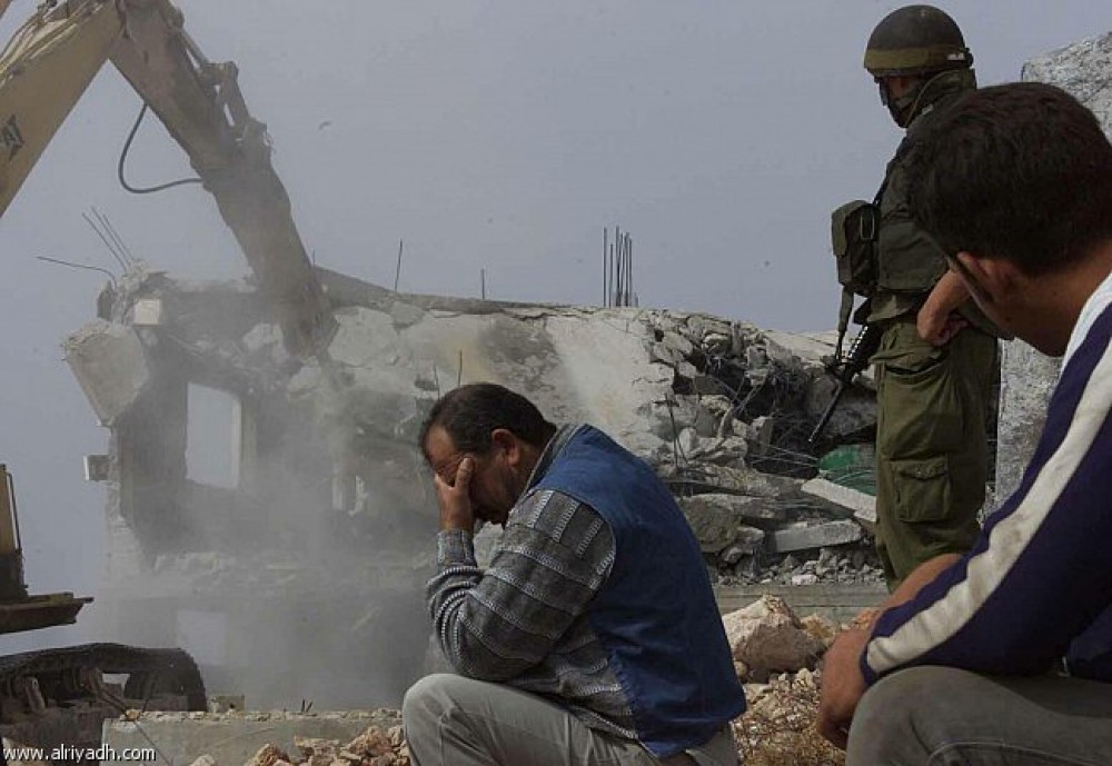 IOF forces Jerusalemite to demolish his house