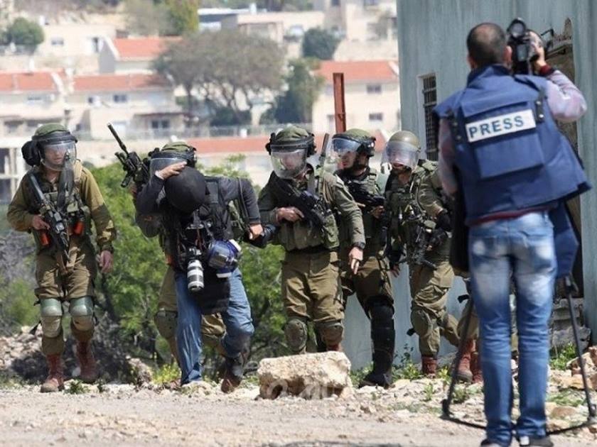 Three Palestinian journalists injured by IOF during anti-Israeli settlement protest in Hebron