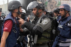 Israeli forces commit 13 violations against Palestinian journalists in October