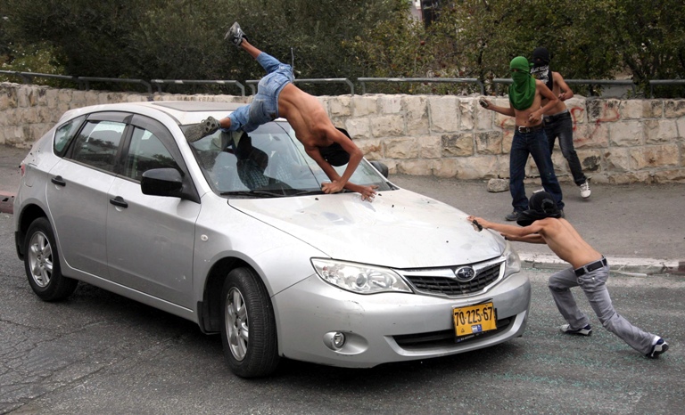 Israeli settler runs over little child in Hebron