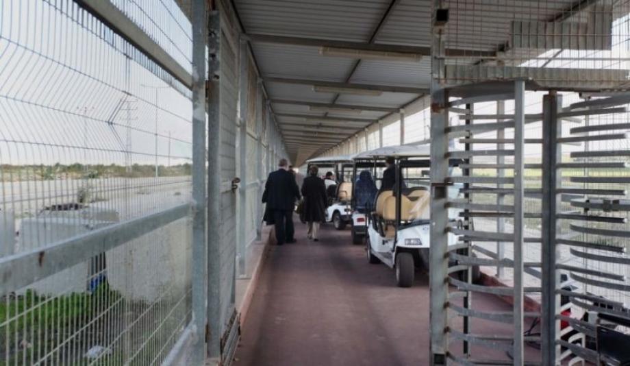Israeli occupation detains Gaza merchant at Beit Hanoun crossing