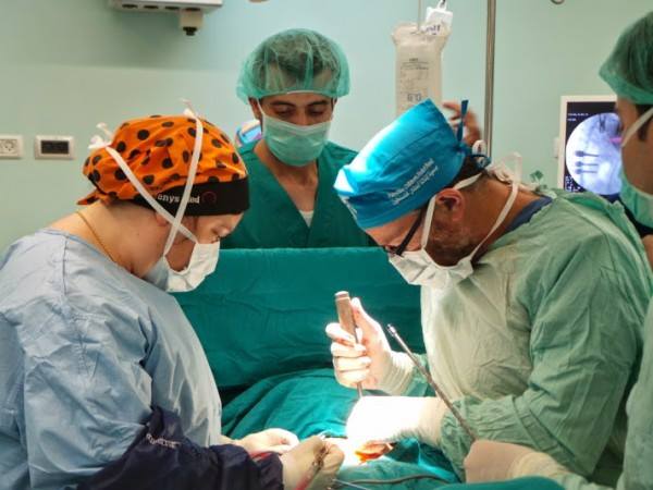Chilean delegation conduct surgeries at Gaza's European Hospital