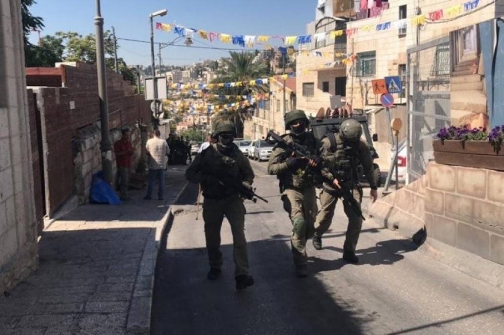 IOF raids, surrounds town in occupied Jerusalem, detains several Palestinians