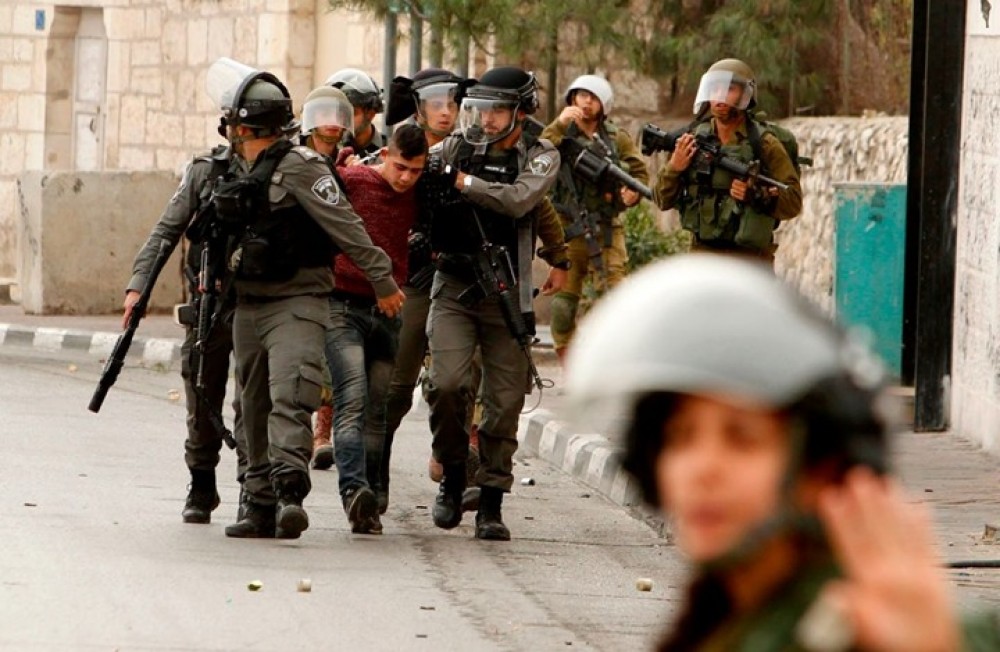 IOF detains seven Palestinians across occupied West Bank