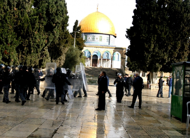 Israeli navy soldiers, settlers storm Al-Aqsa Complex