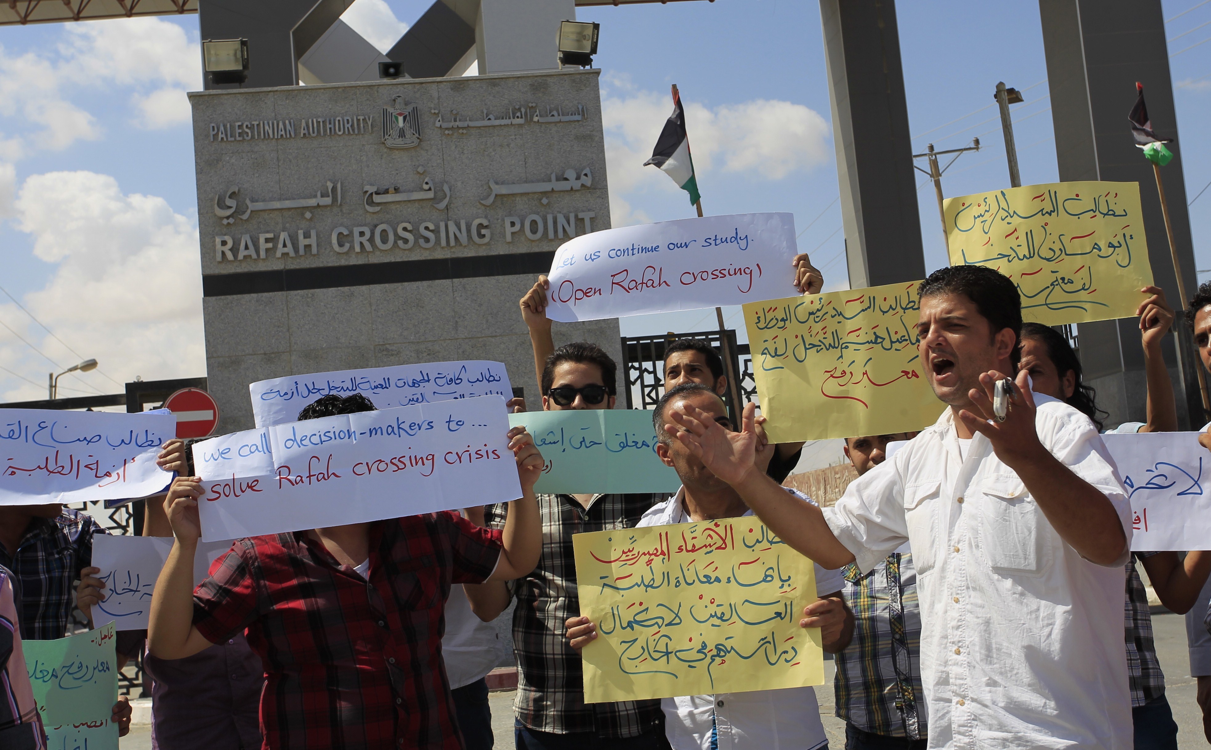 Gaza students protest Egypt border crossing closure