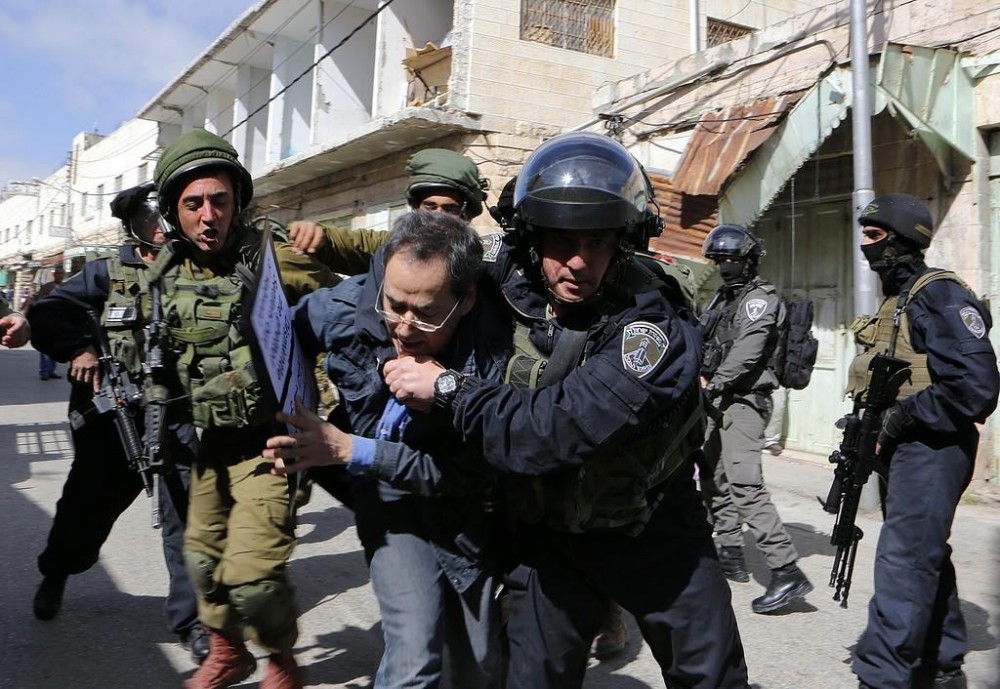 IOF beat Palestinians at a checkpoint in Jericho