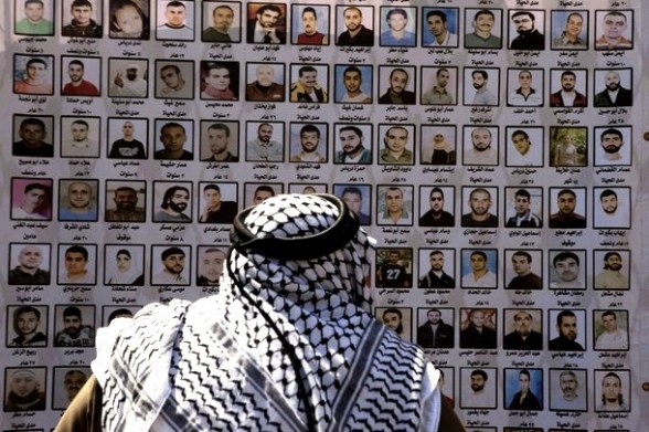 How do Palestinian media deal with prisoners issue?