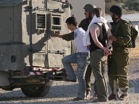 Israeli military arrests 10 Palestinians in West Bank
