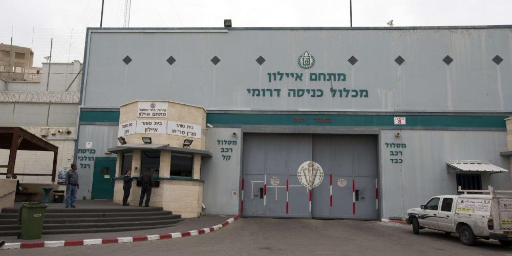 Israeli occupation court transfers three Palestinian detainees to administrative detention
